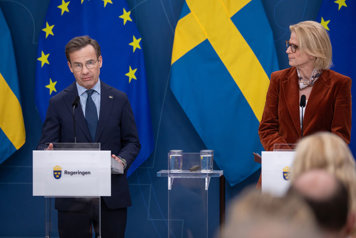 De medverkande står vid var sin talarstol.