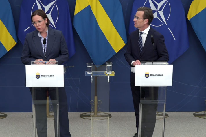 De medverkande står vid var sin talarpulpet.