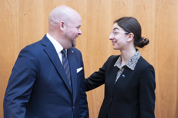 Landsbygdsminister Peter Kullgren och klimat- och miljöminister Romina Pourmokhtari hälsar
