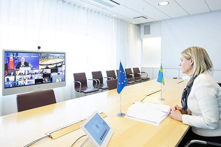 Finansminister Magdalena Andersson i profil fram för en skärm på videomötet med EU:s finansministrar i februari.