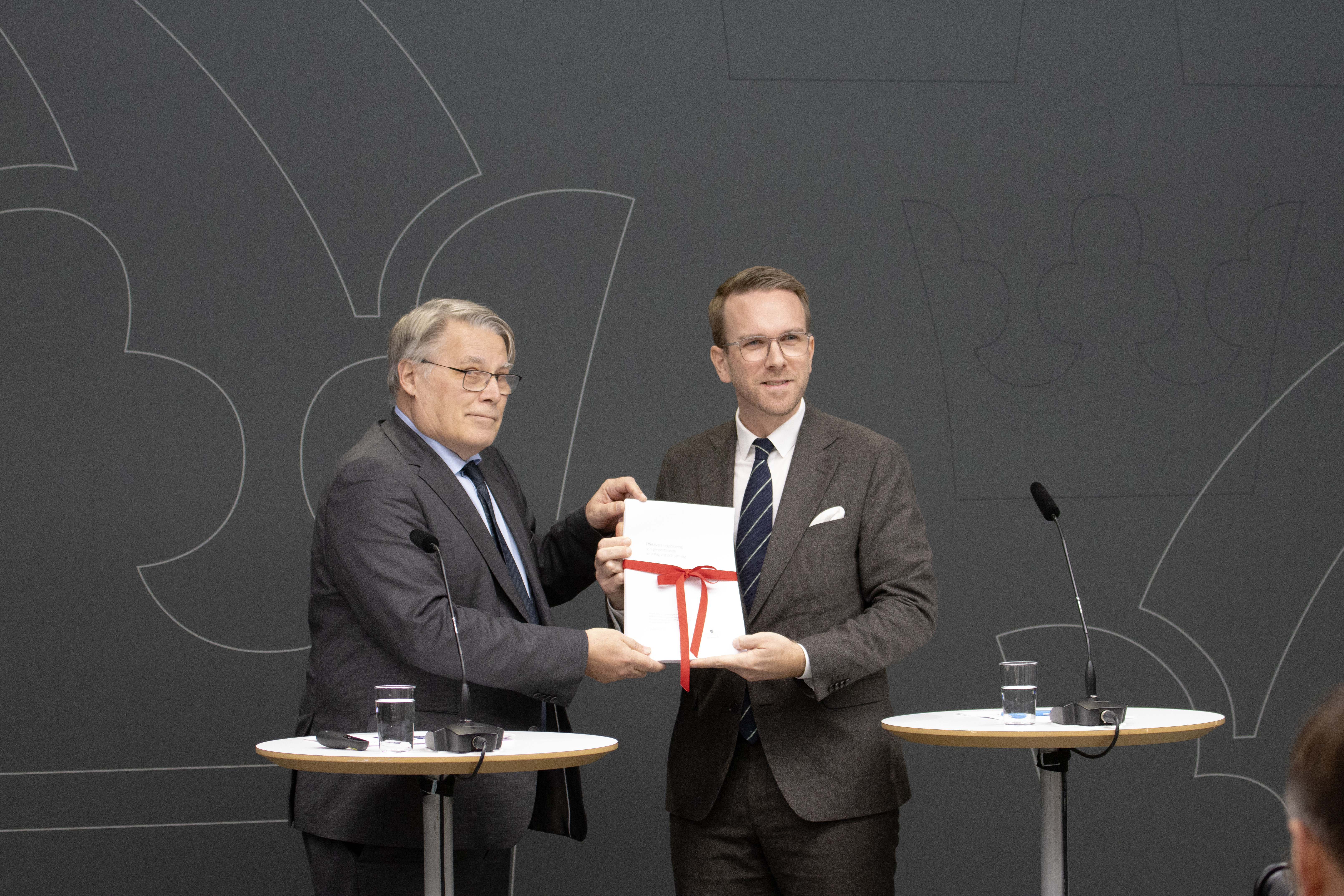 Utredare Claes Norgren lämnar över utredningen till Andreas Carlson