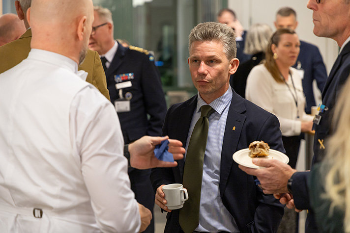 Pål Jonson samtalar med rådsmedlemmar under en fikapaus.