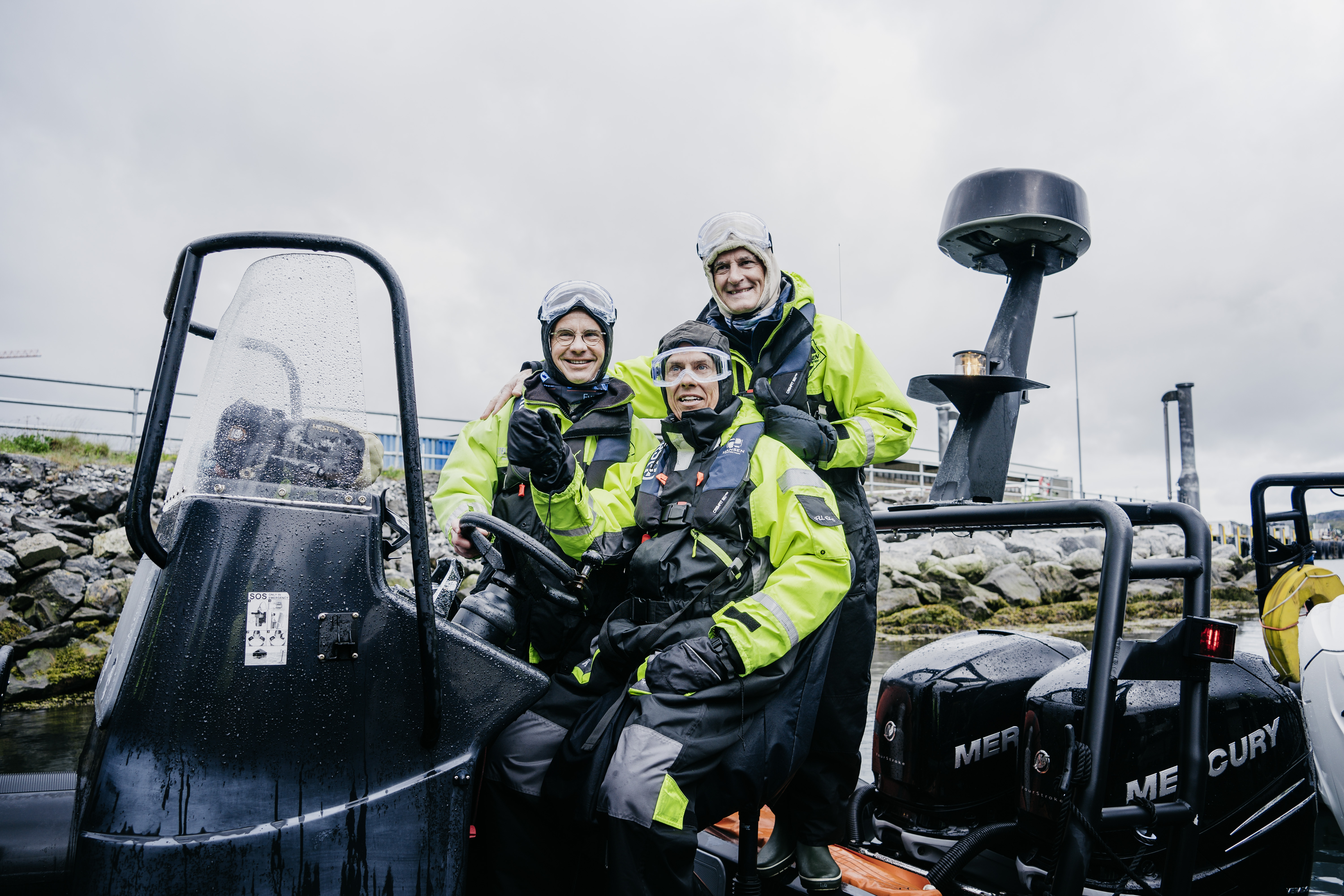 De två ministrarna och presidenten på ett fartyg.