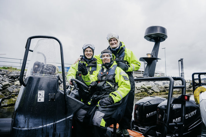 De två ministrarna och presidenten på ett fartyg.