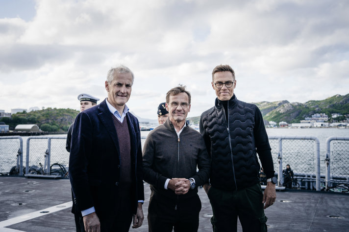 De tre ministrarna med vatten i bakgrunden.