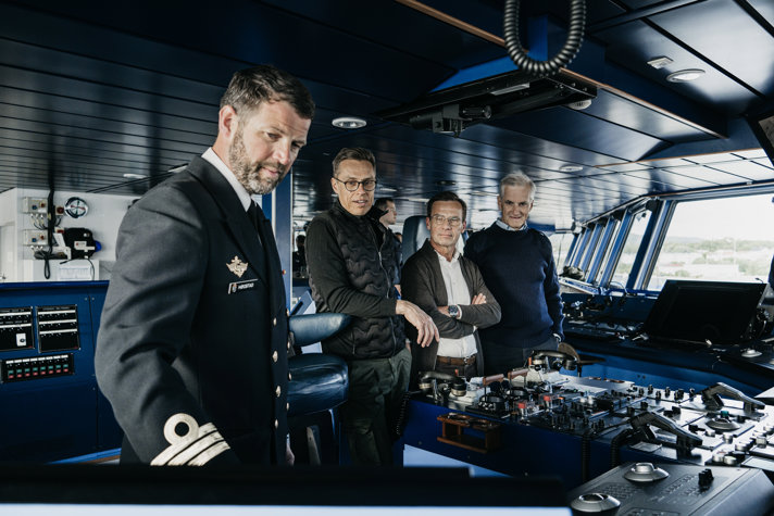 De två statsministrarna och Finlands president på ett skepp.