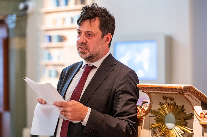 Isak Reichel, chef för Myndigheten för stöd till trossamfund presenterar