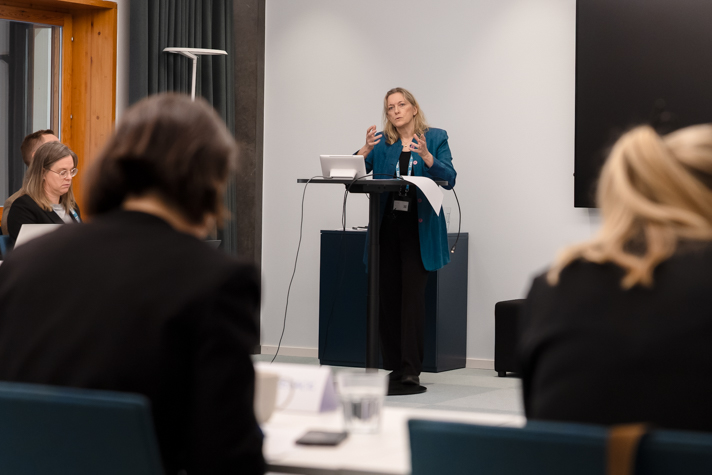 Ann Bernes står framför gruppen och berättar.