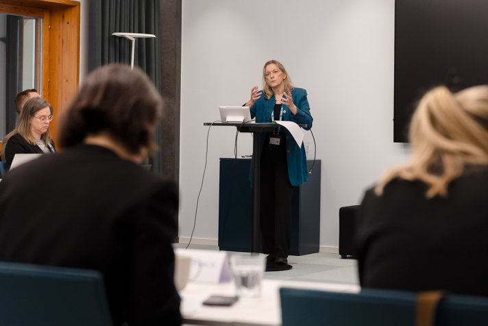 Ann Bernes står framför gruppen och berättar.