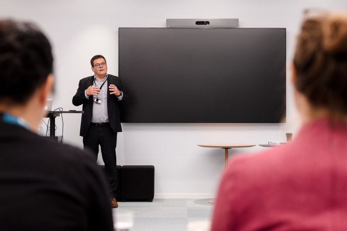 Jonas Trolle står framför arbetsgruppen och hälsar välkommen.