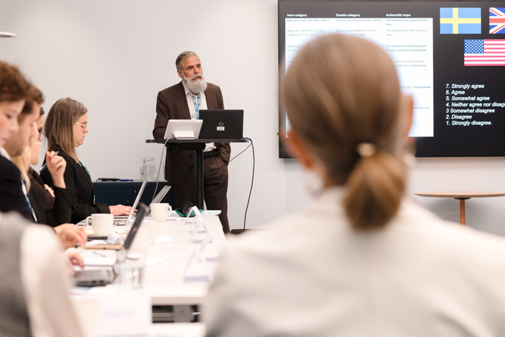 Christer Mattsson står framför gruppen och berättar.