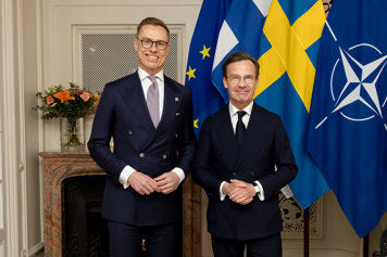 Alexander Stubb och Ulf Kristersson under besöket i Stockholm, de står framför flaggor.