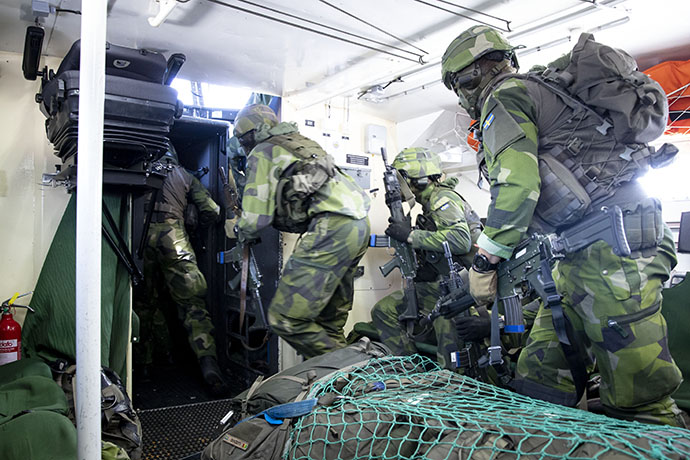 Amfibiesoldater gör sig redo att ur en stridsbåt 90 göra en våldsam landstigning