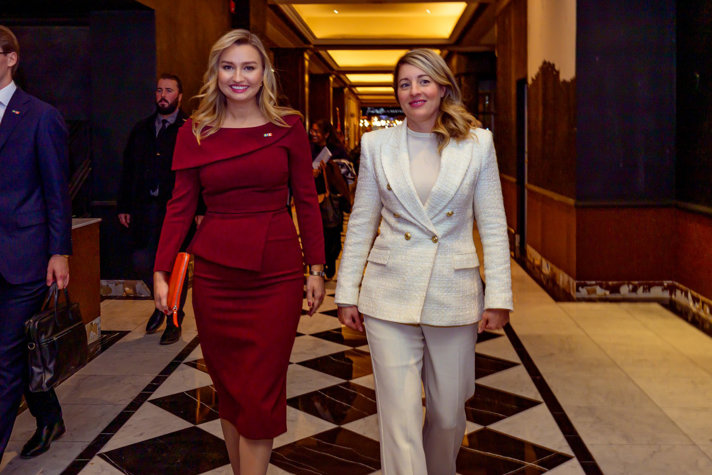 Foto på Energi- och näringsminister Ebba Busch och Kanadas industriminister Mélanie Joly.