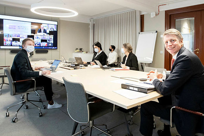 Per Bolund i mötesrummet för videomöte