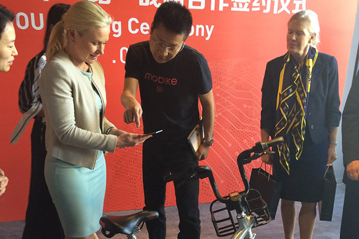 Anna Johansson samtalar med Davis Wang som är VD för Mobike.
