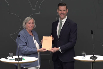 Särskild utredare Anita Linder lämnar över betänkandet till migrationsminister Johan Forssell.