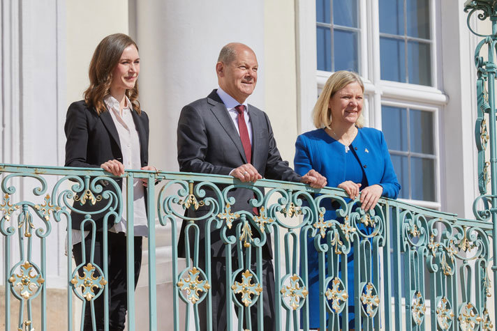 Statsminister Magdalena Andersson, Tysklands förbundskansler Olaf Scholz och Finlands statsminister Sanna Marin på trappan utanför Schloss Meseberg i Tyskland 