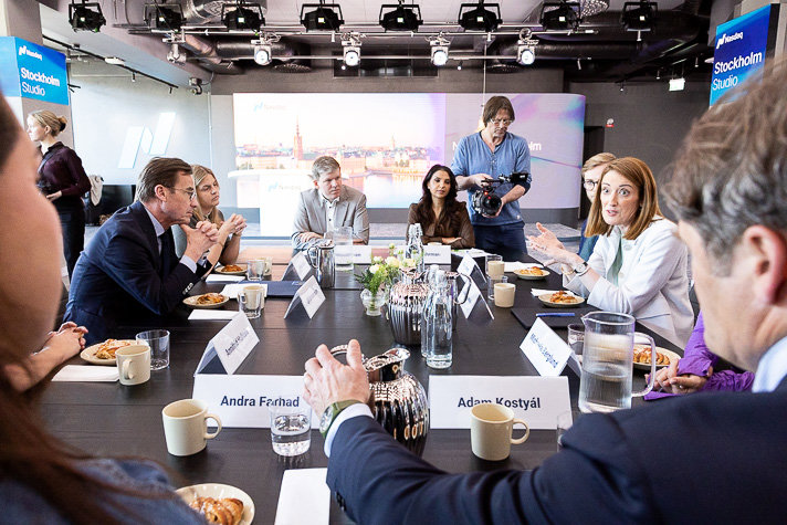 Ulf Kristersson och Roberta Metsola sitter med flera andra runt ett bord och diskuterar.