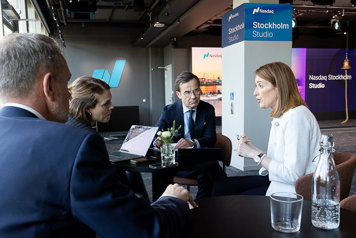 Ulf Kristersson och Roberta Metsola sitter vid ett bord och samtalar.