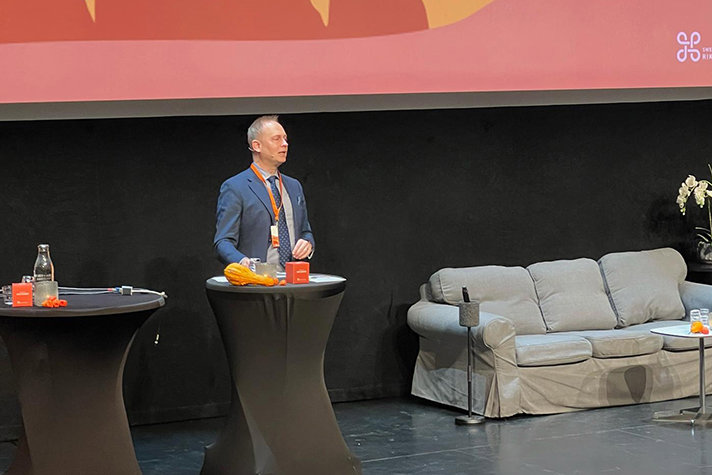 Statssekreterare Johan Davidson talar på scen.