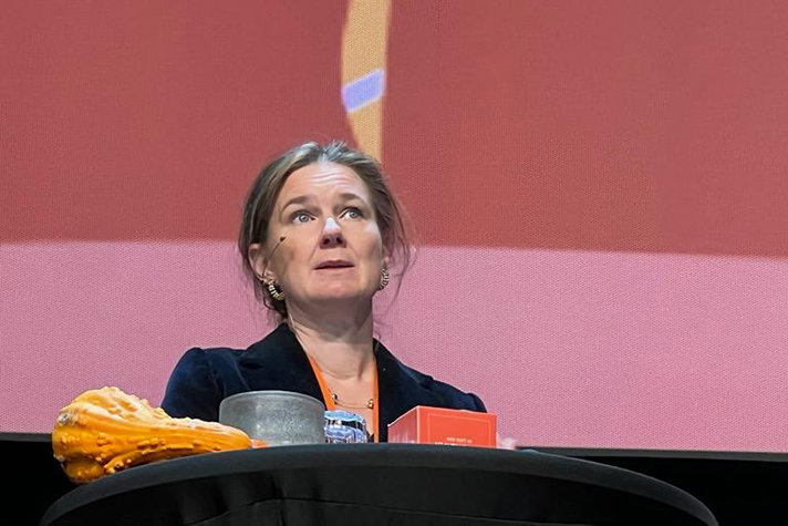 Närbild på statssekreterare Karin Svanborg-Sjövall som talar på scenen.