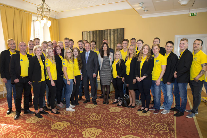 Stefan Löfven och Aida Hadzialic på grubbild i Rosenbad med det svenska Yrkeslandslaget