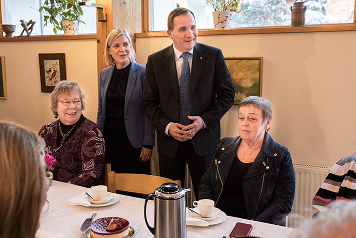 Stefan Löfven och Magdalena Andersson tillsammans med pensionärer