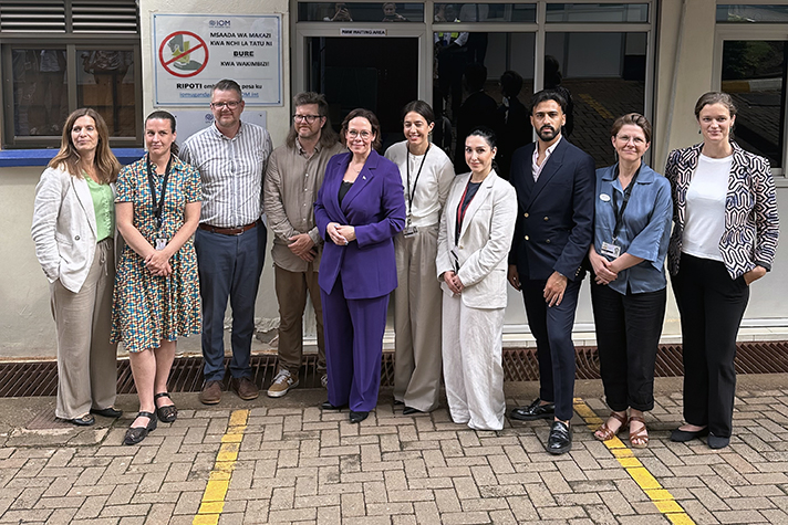 För närvarande uppskattas antalet flyktingar i Uganda uppgå till drygt 1,6 miljoner vilket innebär att det är det land som huserar flest flyktingar på kontinenten. Majoriteten kommer från Ugandas grannländer. Sverige bidrar till flyktingsituationen med både humanitär finansiering och genom utvecklingssamarbete. En majoritet av insatserna genomförs helt eller delvis i flyktingmottagande områden. Sverige spelar också en aktiv roll i samordningen av biståndet till flyktingmottagande områden i Uganda. Besöket inleddes i huvudstaden Kampala den 17 juni, där statsrådet på plats fick följa Migrationsverkets uttag av kvotflyktingar från Demokratiska Republiken Kongo och Sydsudan som befinner sig i Uganda. Arbetet med att överföra kvotflyktingar till Sverige genomförs av Migrationsverket och sker i samarbete med FN:s flyktingorgan UNHCR och FN:s migrationsorganisation IOM. Utöver Sverige är det under 2024 enbart USA och Kanada som vidarebosätter från Uganda.  – Det var mycket intressant att på plats få följa arbetet med uttag av kvotflyktingar och att få se hur regeringens prioriteringar får genomslag i praktiken. Jag känner mig stärkt i att det är rätt att prioritera kvinnor och hbtqi-personer, som är särskilt utsatta, säger migrationsminister Maria Malmer Stenergard.  Den 18 juni besökte statsrådet flyktingbosättningen Kyaka II, ett av 11 officiella flyktingbosättningar i Uganda. FN:s organ för flyktingar UNHCR:s representant tog emot statsrådet. I Kyaka II bor cirka 100 000 personer och ytterligare cirka 1 000 människor på flykt anländer dagligen. Under besöket gavs tillfälle för statsrådet att möta och samtala med kvinnor och familjer som bor i bosättningen.  – Att få möjlighet att samtala med människor i flyktingbosättningar och att på plats få ta del av UNHCR:s arbete ger ovärderliga erfarenheter i mitt arbete som migrationsminister. Det är tunga berättelser, men kvinnorna som jag träffat uppvisar samtidigt en stor styrka och inger hopp när de berättar om hur de, trots sina upplevelser och knappa resurser, gör sitt yttersta för att deras barn ska få ett bättre liv. Det säger migrationsminister Maria Malmer Stenergard. Den 19 juni besökte statsrådet Kabuusu Access Centre, Norsk flyktinghjälps center för urbana flyktingar i Kampala. Statsrådet togs emot av Norsk flyktinghjälps tillförordnade landchef Zedrik Malile och träffade också företrädare från centrets partners såsom UNHCR, Refugee Law Project och Africa Humanitarian Action. Centret fungerar som en säker plats dit flyktingar kan komma för att få stöd Norsk Flyktinghjälp är sedan länge partner till Sida och erhåller i år 9 miljoner kronor i humanitär finansiering för verksamhet i Uganda.  På plats i Kampala träffade statsrådet Ugandas minister med ansvar för flyktingfrågor Hilary Onek, och vice utrikesminister Henry Okello Oryem, för bilaterala överläggningar om bland annat Ugandas stora flyktingmottagande i regionen, Sveriges insats med vidarebosättning, mänskliga rättigheter och hbtqi-frågor. – Sverige och EU behöver på olika sätt stötta länder som likt Uganda tar ett stort ansvar för de människor som tagit sin tillflykt dit och som därigenom kan stanna i regionen i stället för att bege sig på en farlig resa mot Europa. Samtidigt är det viktigt att ta tillfället i akt att vid resor som denna lyfta mänskliga rättigheter och hbtqi-frågor, säger migrationsminister Maria Malmer Stenergard.  Statsrådet deltog även i möte med IOM, lunchsamtal med företrädare från det ugandiska civilsamhället, bland annat hbtqi-aktivister, samt i en arbetsmiddag med tongivande länder i flyktingresponsen.