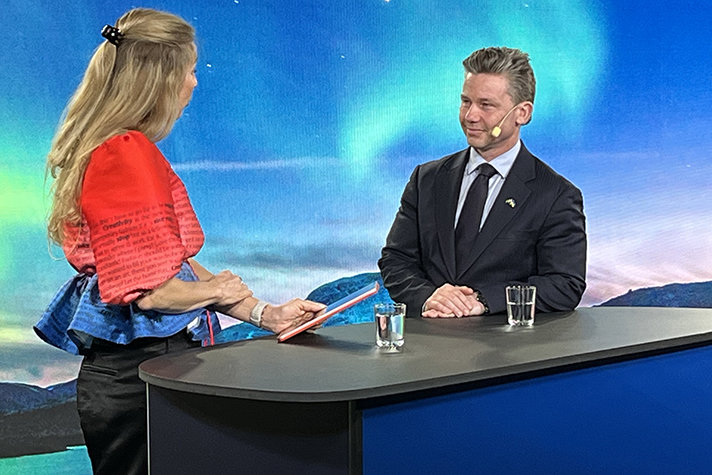 Till vänster i bild Beata Wickbom som pratar med Pål Jonson.