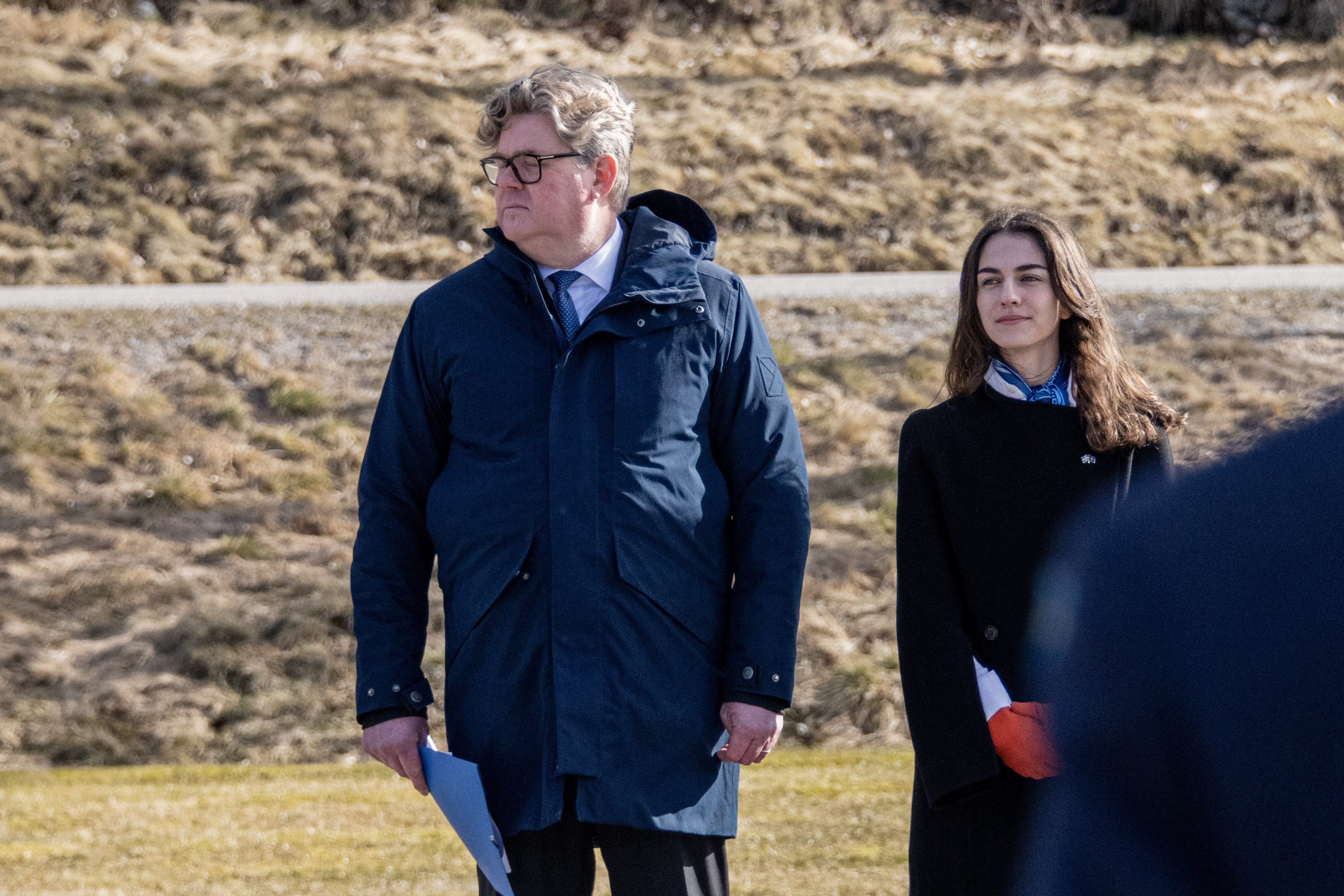 Gunnar och Romina stående utomhus i solen.