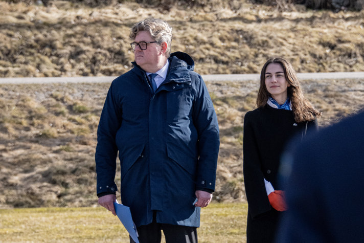Gunnar och Romina stående utomhus i solen.
