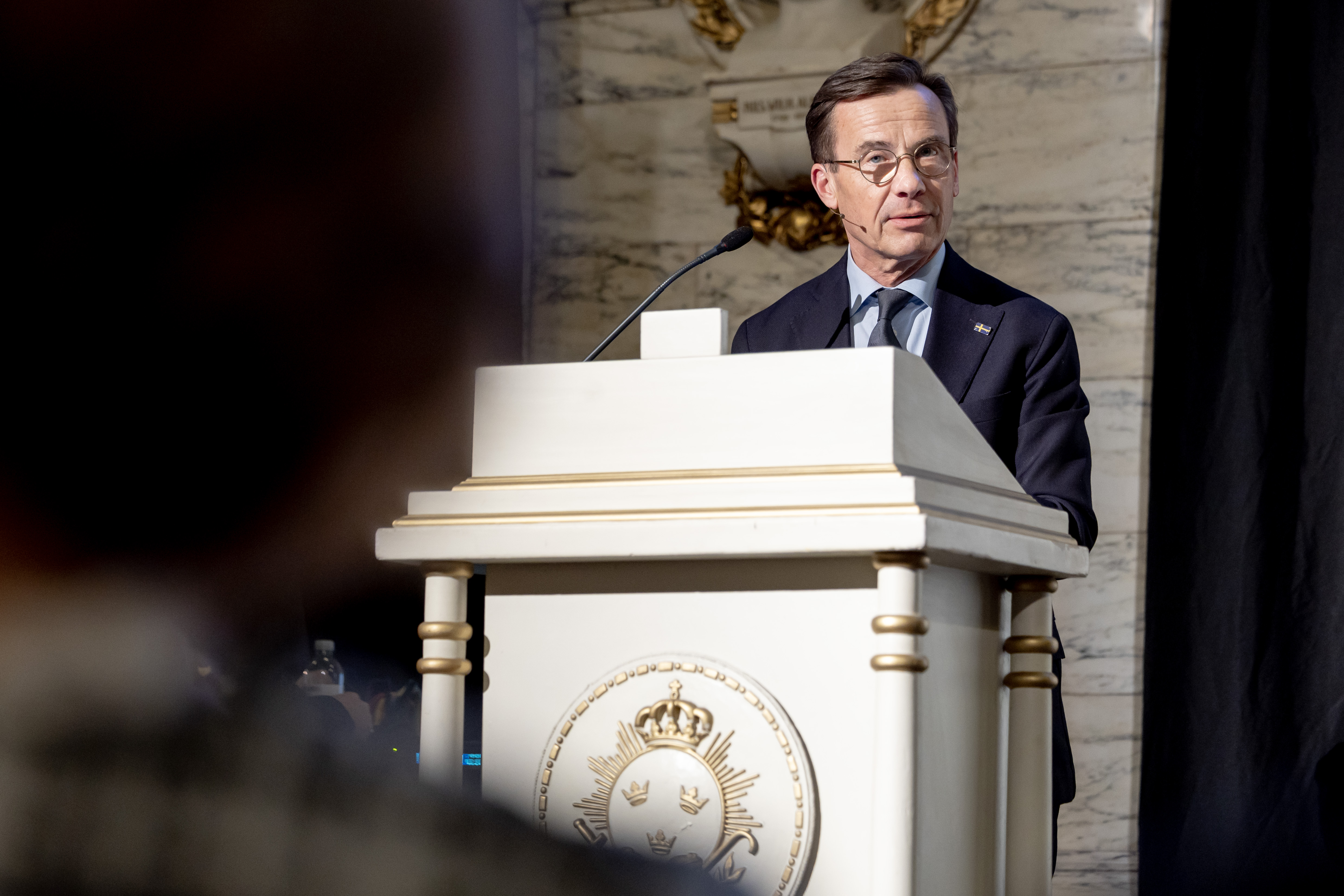 Statsminister Ulf Kristersson håller tal på Dramaten vid stipendieutdelning av Micael Bindefelds Stiftelse till minne av Förintelsens offer.