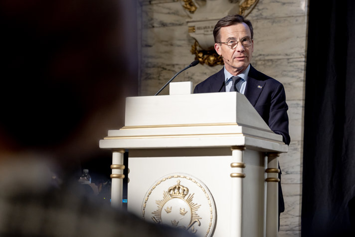 Statsminister Ulf Kristersson håller tal på Dramaten vid stipendieutdelning av Micael Bindefelds Stiftelse till minne av Förintelsens offer.