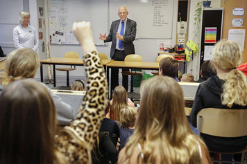 Hans Dahlgren i ett klassrum