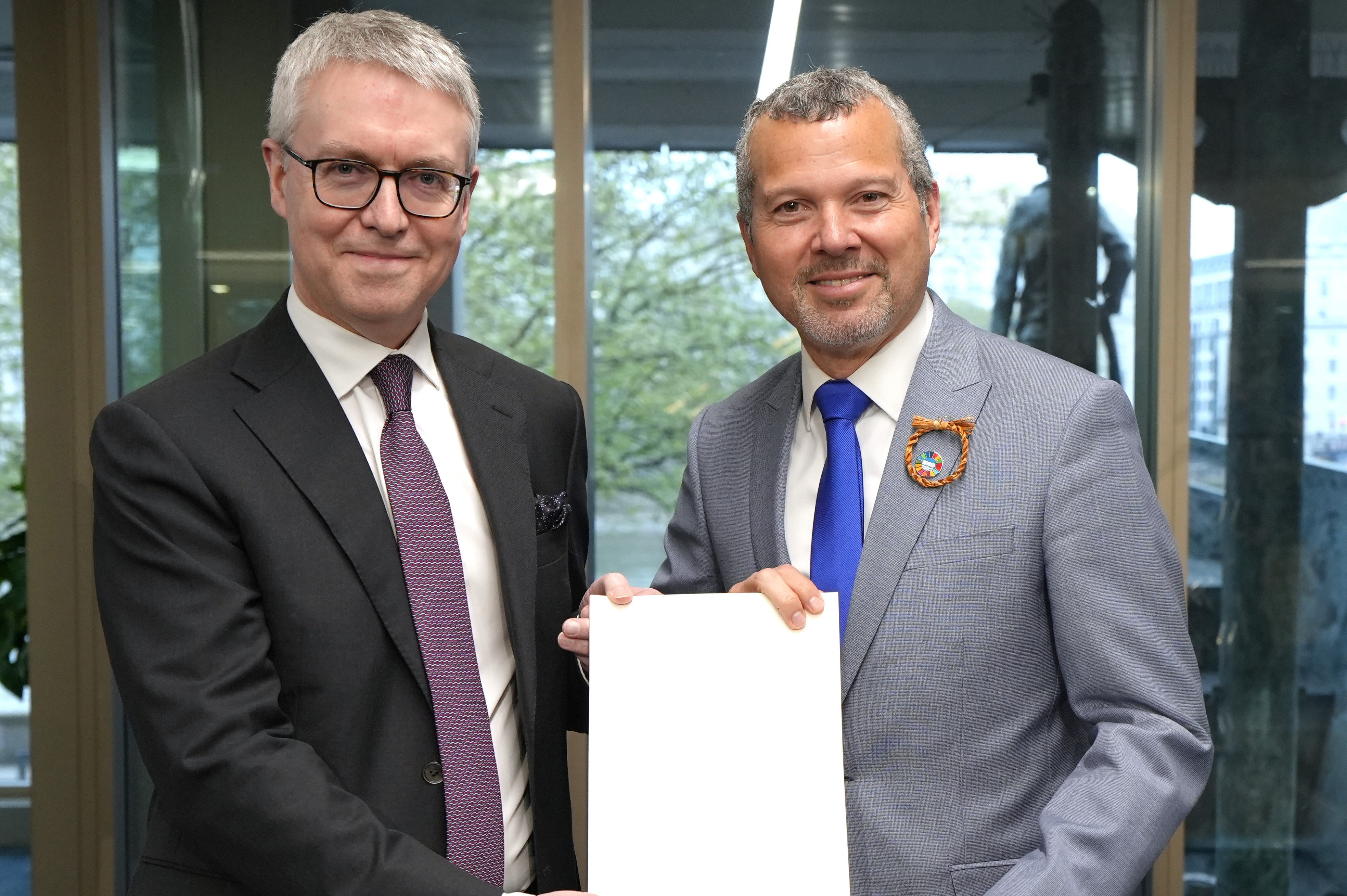 Sveriges ambassadör i Storbritannien Stefan Gullgren och IMO:s generalsekreterare Arsenio Dominguez.