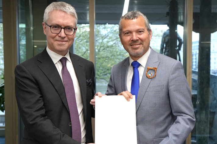 Sveriges ambassadör i Storbritannien Stefan Gullgren och IMO:s generalsekreterare Arsenio Dominguez.