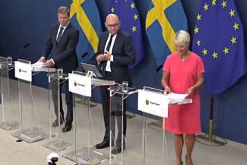 De medverkande står vid var sin talarstol.