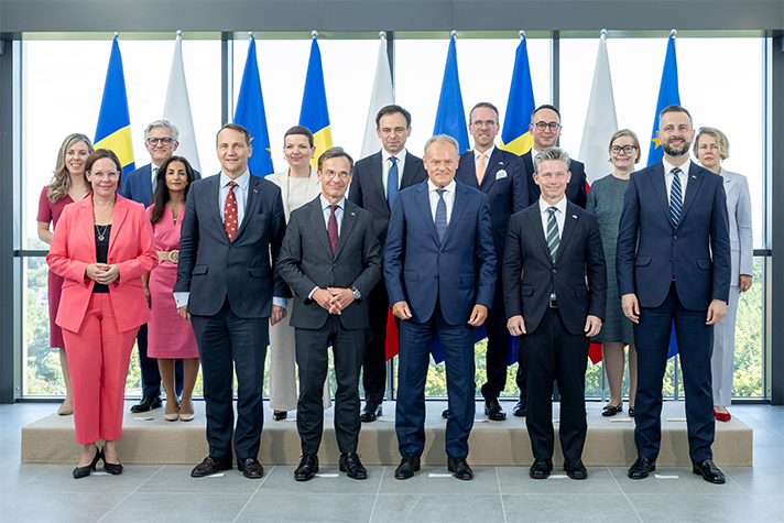 Gruppbild från regeringssöverläggningar i Polen.