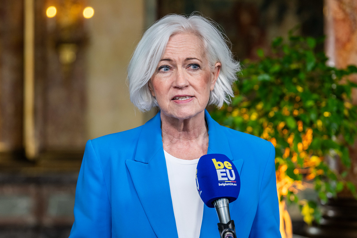 Foto på Acko Ankarberg Johansson som blir intervjuad.