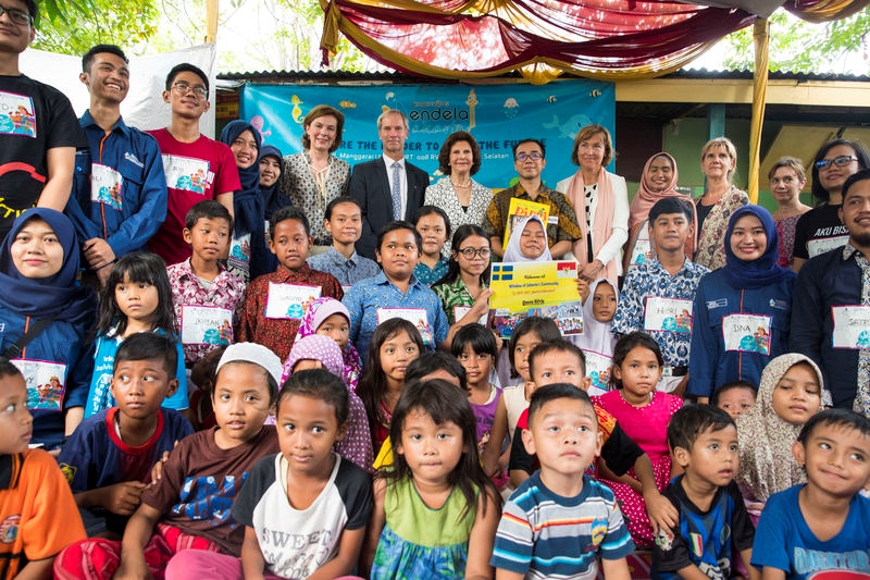 Besök vid kvartersbiblioteket Manggarai Community Library under statsbesöket till Indonesien. Besök vid kvartersbiblioteket Manggarai Community Library under statsbesöket till Indonesien.