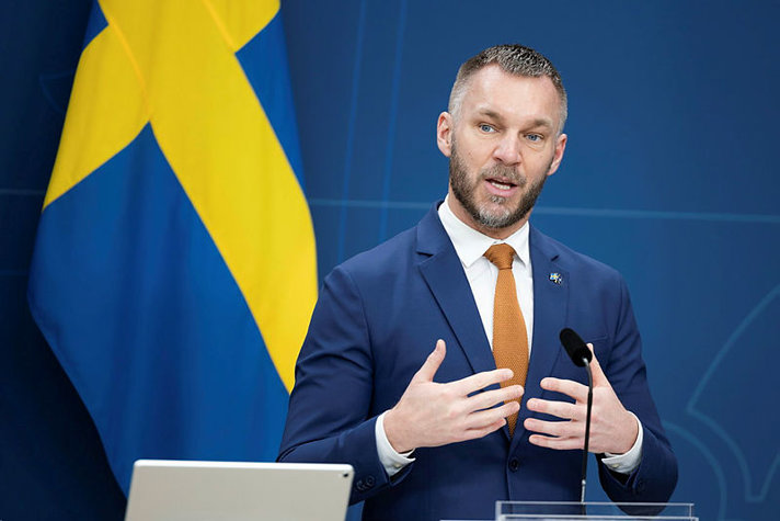 Civilminister Erik Slottner under en pressträff om satsningar för att strypa den kriminella ekonomin.