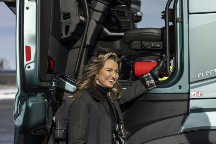 Energi- och näringsminister Ebba Busch provkör eldriven tung lastbil under informellt ministermöte vid Trosta park.