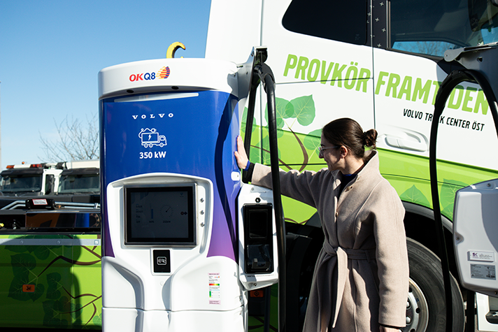 Klimat- och miljöminister Romina Pourmokhtari inviger en laddstation för tung trafik i Sollentuna strax norr om Stockholm.