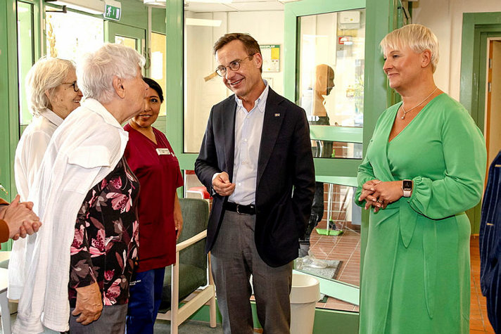 Anna Tenje, äldre- och socialförsäkringsminister, besöker tillsammans med statsminister Ulf Kristersson ett äldreboende i Kungsängen för att presentera satsningen på äldreomsorgslyftet.