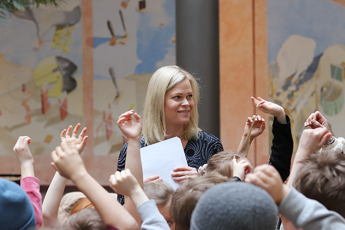 Tidigare jämställdhets- och arbetslivsminister Paulina Brandberg träffar skolelever i Stockholm.