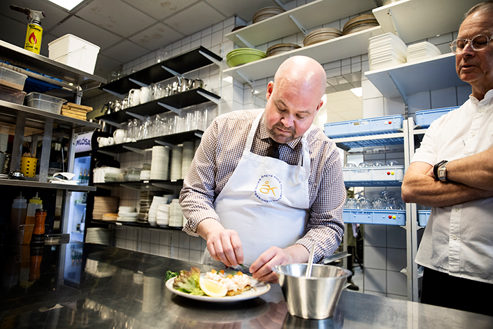 Landsbygdminister Peter Kullgren besöker Långbro värdshus som en del i arbetet med Livsmedelsstrategin 2.0.