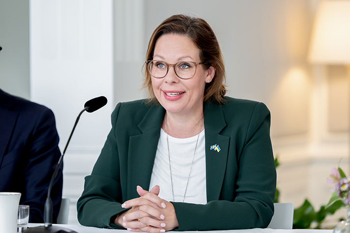 Tidigare migrationsminister Maria Malmer Stenergard (numera utrikesminister) under regeringens sommarfika.