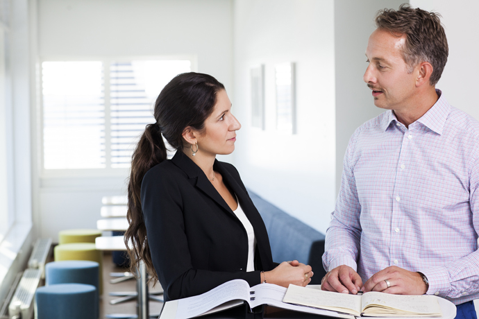 En kvinna och en man samtalar.