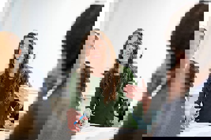 Paula Carvalho Olovsson pratar med deltagare vid ett EU-sakråd.